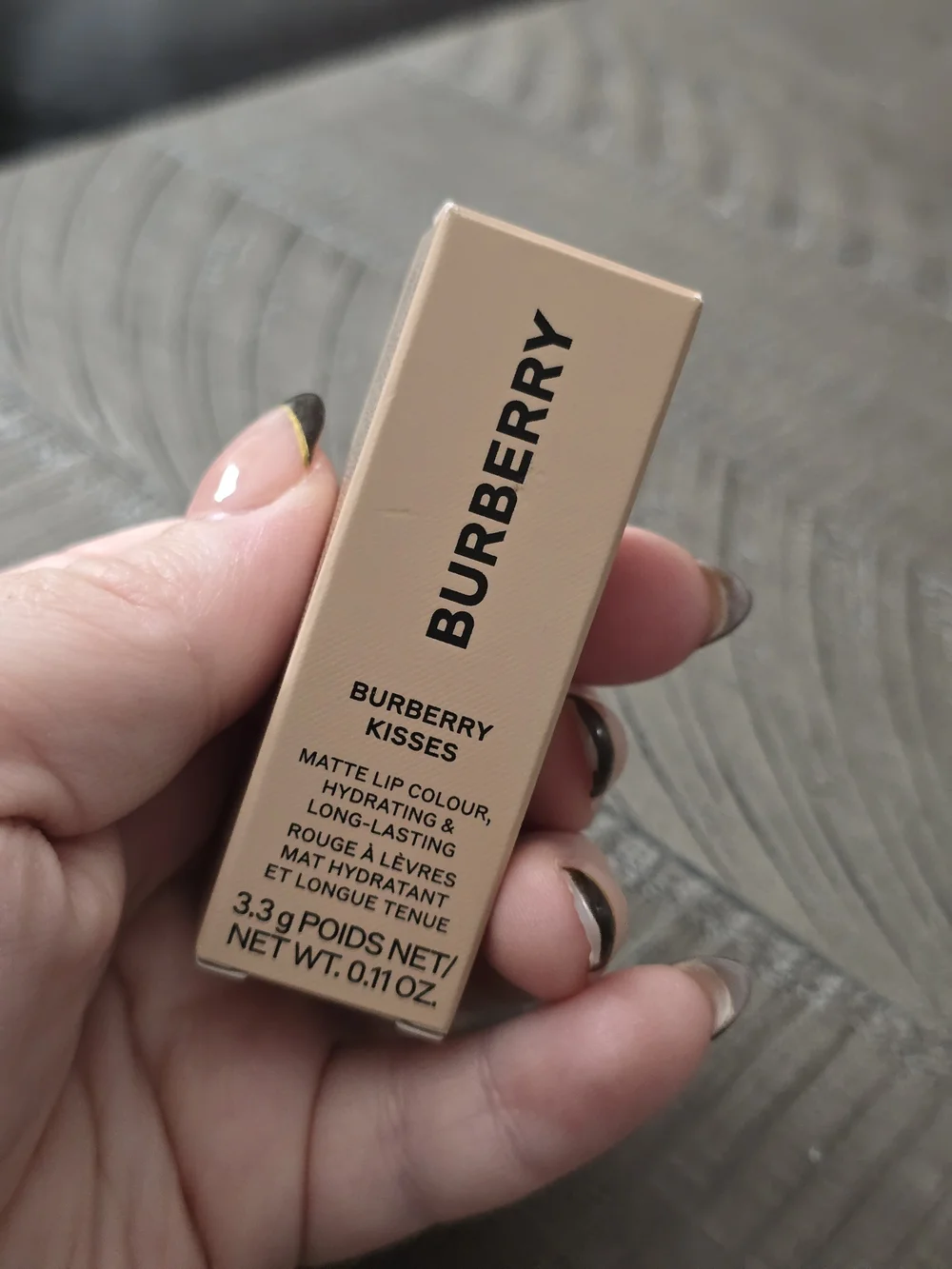 Burberry kisses lipstick
